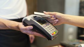 Limitarea plăților cash, o adevărată corvoadă pentru micii afaceriști! Specialiștii spun că măsurile luate nu vor produce niciun efect